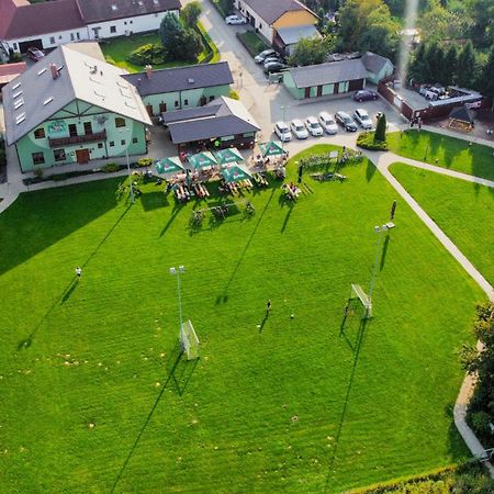 Restaurace A Penzion Kamenec Jilesovice Ngoại thất bức ảnh
