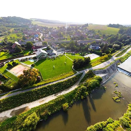 Restaurace A Penzion Kamenec Jilesovice Ngoại thất bức ảnh