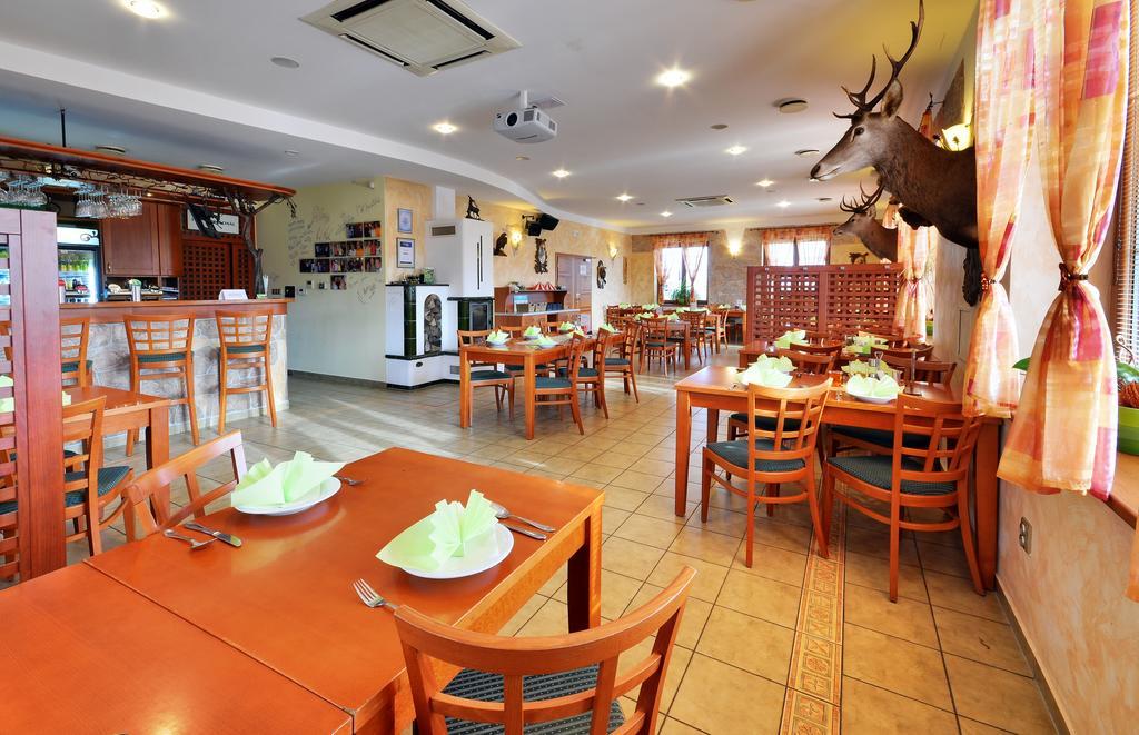 Restaurace A Penzion Kamenec Jilesovice Ngoại thất bức ảnh