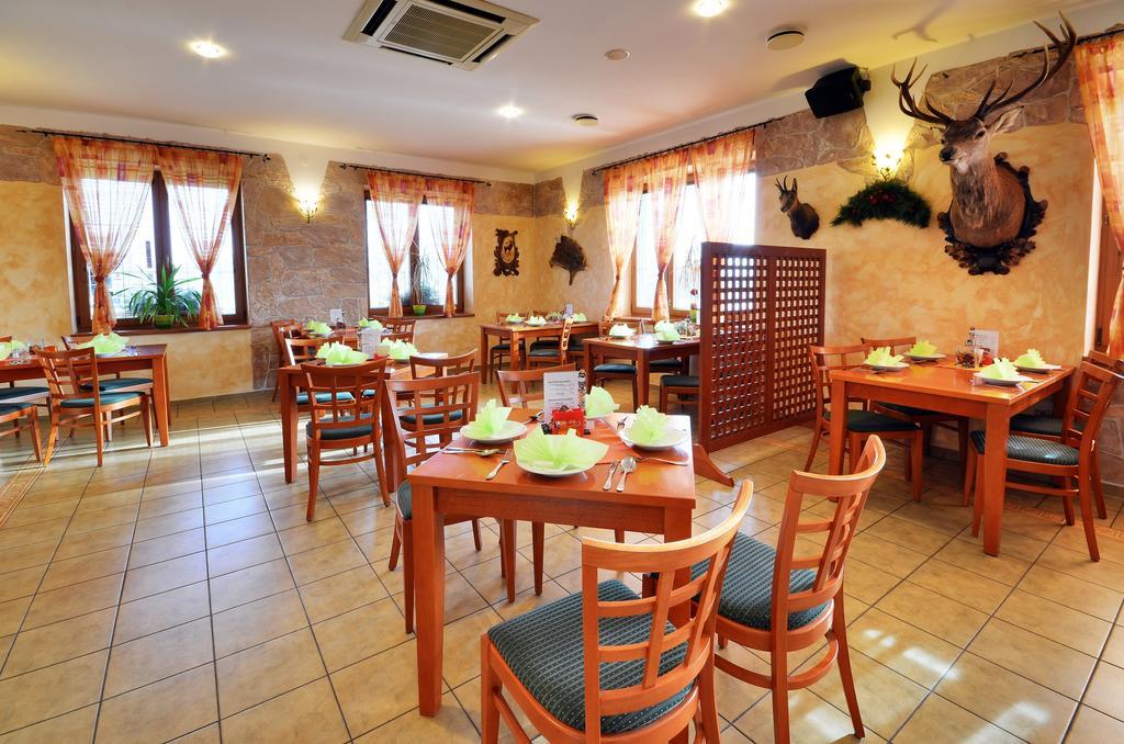Restaurace A Penzion Kamenec Jilesovice Ngoại thất bức ảnh