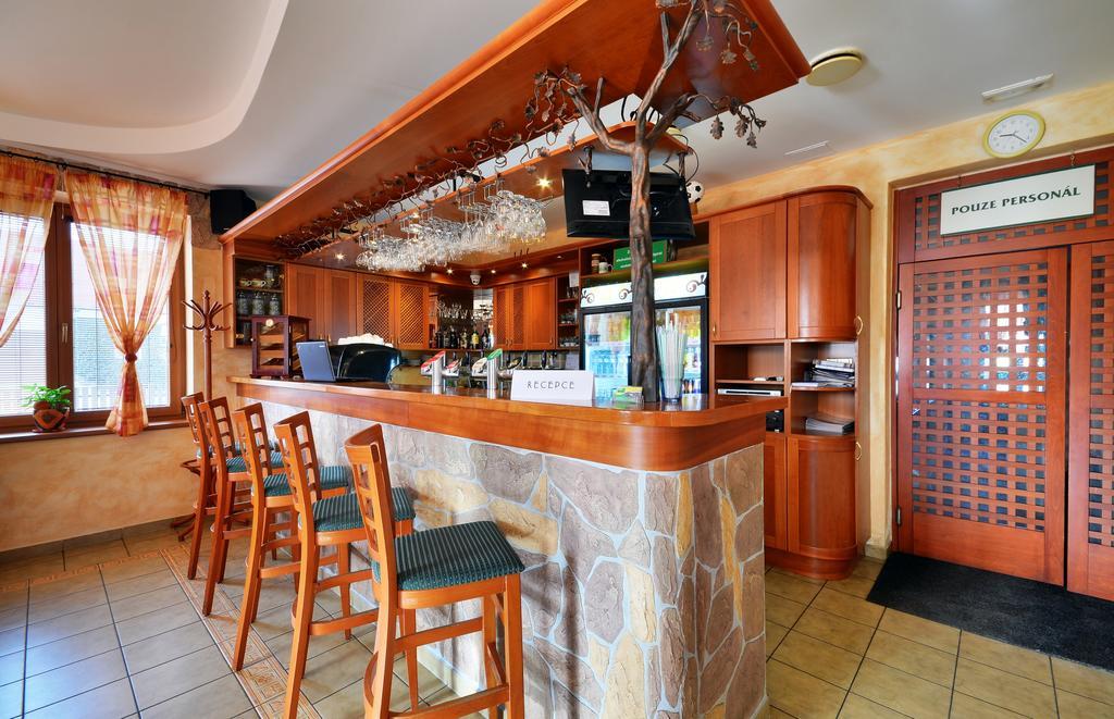 Restaurace A Penzion Kamenec Jilesovice Ngoại thất bức ảnh