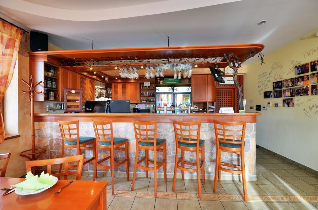Restaurace A Penzion Kamenec Jilesovice Ngoại thất bức ảnh