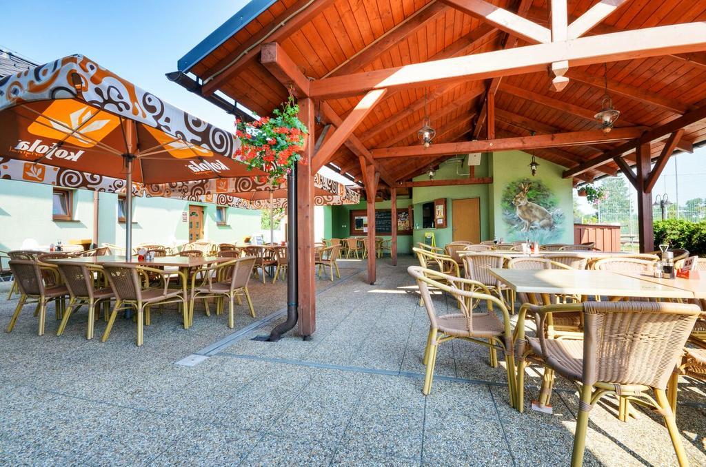 Restaurace A Penzion Kamenec Jilesovice Ngoại thất bức ảnh