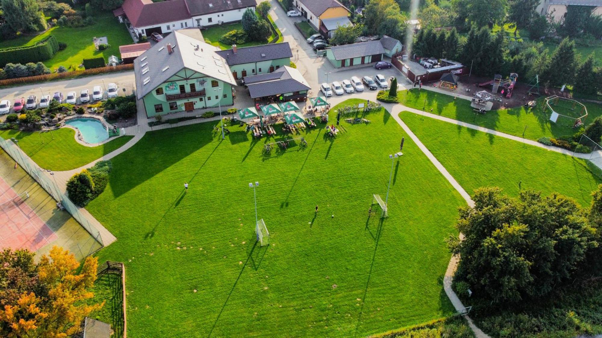 Restaurace A Penzion Kamenec Jilesovice Ngoại thất bức ảnh